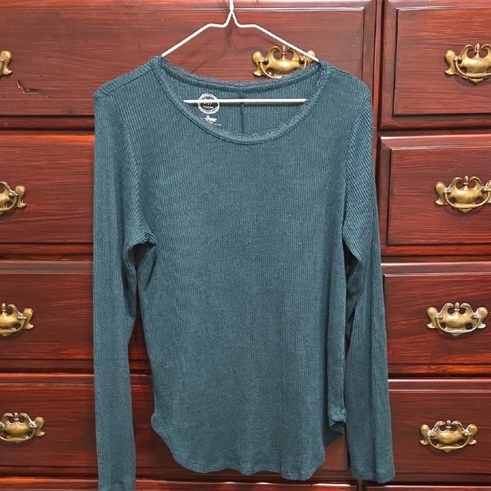 24/7 Maurices Emerald Green Ribbed Long Sleeve Top. Size M